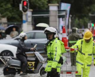 武汉光谷交警雨中坚守保障群众出行