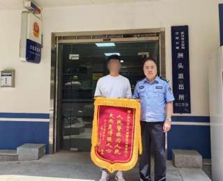 2万元藏在棉袄里被家人误丢，汉阳民警两小时追回