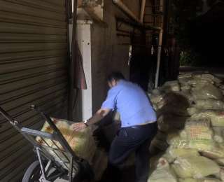 民警调解货运纠纷受阻，暴雨来临前紧急转移4.2吨干米粉