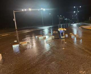 强降雨致部分道路积水，江夏交警坚守保通畅