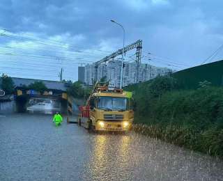 暴雨致涵洞积水1米多深，他们抢在上班高峰前排出积水保畅通