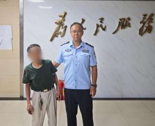 八旬老人深夜迷路，汉阳公安暖心送回