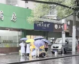 热心人 暖心事丨暴雨路滑七旬老人摔倒，热心市民及时伸出援手