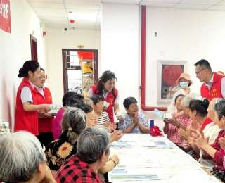 送物资+唠家常，志愿者情暖独山村老人