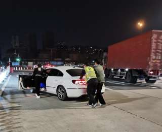 早高峰车辆突发故障冒白烟，收费站工作人员解司机燃眉之急