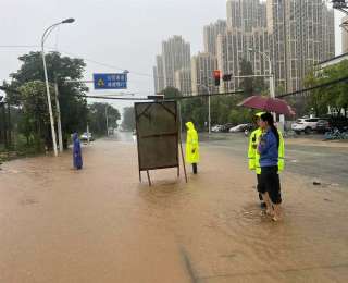 暴雨中彻夜守护，武汉城管人全力保障城市安全畅通和整洁