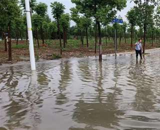 东西湖区柏泉街道综合执法中心紧急排涝保畅通