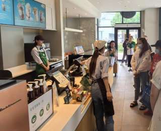 武汉江岸：市区联动携手星巴克手语店，为残疾人创业就业搭建专业平台