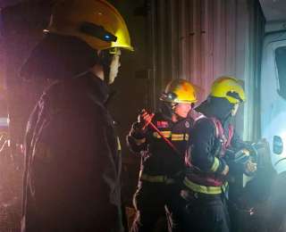 雨夜两货车追尾一驾驶员被困，消防员紧急破拆营救