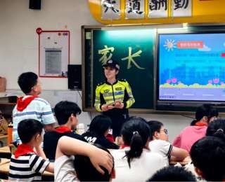 交警女子快骑队员来到小学，给小朋友送来“交通安全礼包”