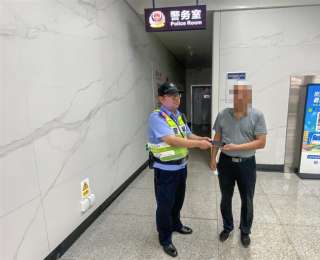 乘客将手机遗失在地铁车厢，民警辅警联动各站15分钟寻回失物