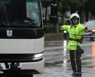 武汉遭遇今年以来最强降雨！公安民警冒雨前行护安宁