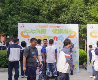 “江岸之光”开心市集嘉年华变身解压乐园，学生们玩嗨了