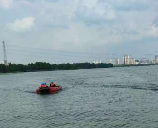 武汉东西湖警方开展水上应急救援综合演练，锤炼水上救援本领