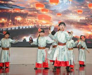 武汉保利华都幼儿园师生齐上台，生动演绎逐月故事