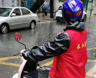 康养志愿者冒雨为老人送餐