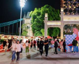 在武汉嘬虾子、买3C，楚河汉街成了“小龙虾聚集地”