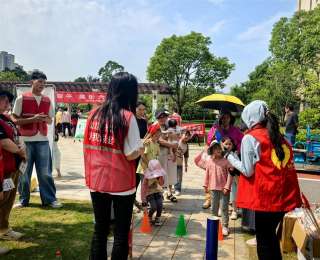 江夏城管携手高校志愿者开展垃圾分类实践，小区广场变身“趣味互动乐园”