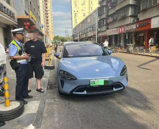 男子遮挡号牌被查欲甩锅，监控视频还原真相，风：这个锅我不背