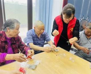 长江新区青龙社区举办“艾草香囊传情 共品端午雅韵”活动