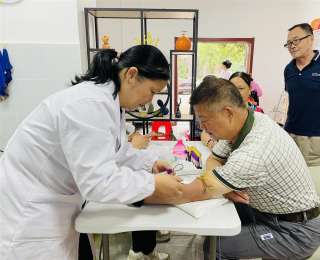 长江新区青龙社区举行健康体检进社区活动