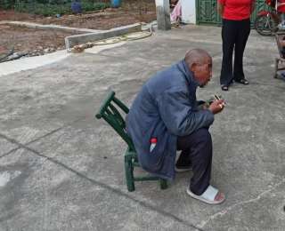 老人走失三天粒米未进，警民协力平安护送回家