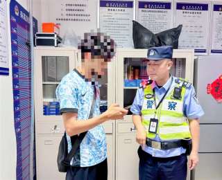 乘客手机遗失被人捡走，轨道民警调看监控帮忙追回