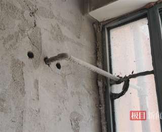 极目帮办丨邻居家的天然气管道拐弯穿进隔壁业主家引发担忧，记者介入后已整改完成