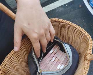 武汉一市民过早丢了10万元，邻桌小伙捡到并报警，失主：我给他一万元酬谢他不要