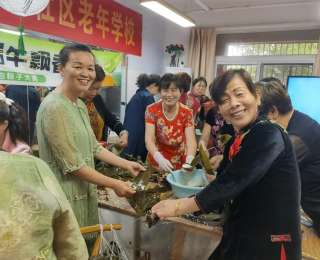 关爱社区老人，武汉经开区红升社区开展端午包粽子活动