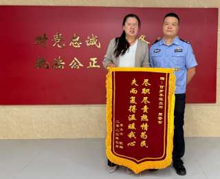 视频里看到有人弯了一下腰，民警辅警和“百步义警”追回手机