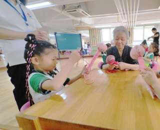 一起制作艾草锤，萌娃在社区解锁端午新技能