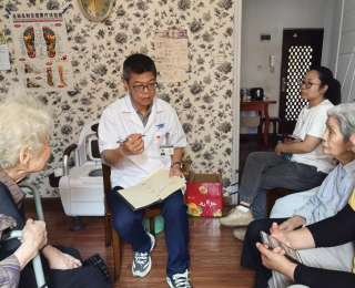 手术台上他是 “刀尖舞者”，社区里他是 “暖心家人”