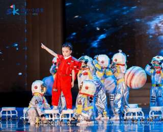 当萌娃遇见嫦娥与宇航员！这个幼儿园端午上演 “皓月千里”