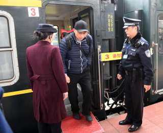 中越国际联运旅客列车重启 “国门铁路”警察守护旅客平安路