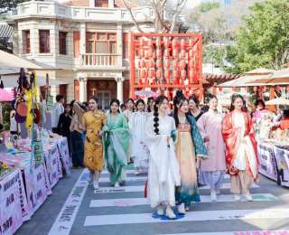 簪花汉服游古街 “国风经济”劲吹昙华林