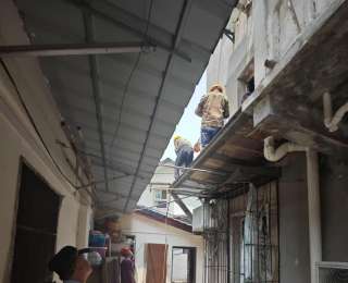 业主违建4㎡“空中厨房” ，执法人员及时拆除违建