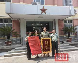 报道追踪|市民过早丢了10万元，邻桌小伙捡到并报警并婉拒万元酬谢，失主给小伙送锦旗