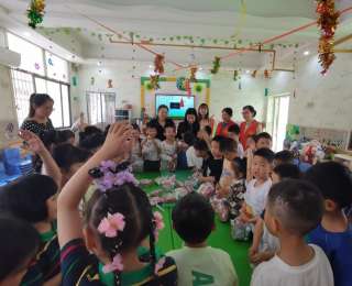 新洲萌娃提前过六一！社区送玩具、玩游戏，还上了堂动画安全课