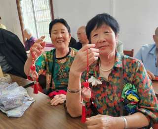 包粽义诊 + 诗朗诵！新洲这场端午活动给老人送上 “文化养生大礼包”