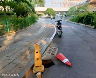 黄浦大街路面突现一处小空洞，江岸城管连夜抢修6小时保畅通