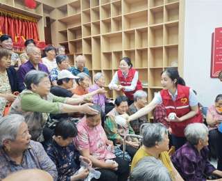 “粽” 有温暖在身边，志愿者为社区老人送来暖心关怀