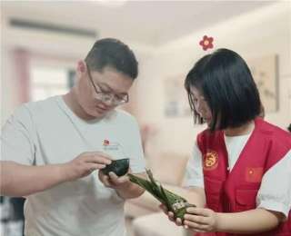 粽叶飘香传温情，青春敬老暖夕阳