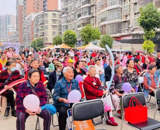 “剪完头发领粽子！” 这个社区居民在端午活动里体验 “一站式幸福”