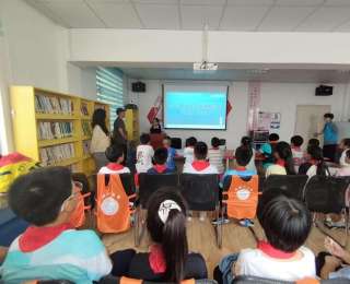 防溺水安全教育讲座上，志愿者示范“抓脚趾仰漂法”