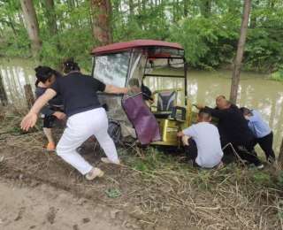 三轮车侧翻至沟渠，东西湖综合执法队员紧急救助