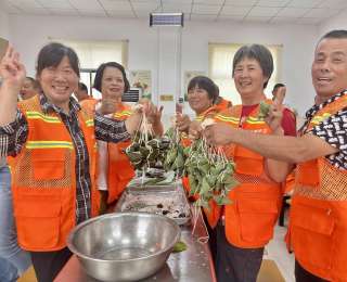 粽香传情暖人心，东西湖城管举办端午节活动关爱环卫工