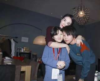 窦靖童伦敦开唱为妹庆生！李嫣害羞逃跑
