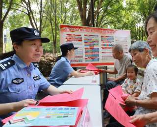 与民同行，“典”亮生活丨黄陂公安民警开展民法典宣传活动，让法治精神在群众心中落地生根