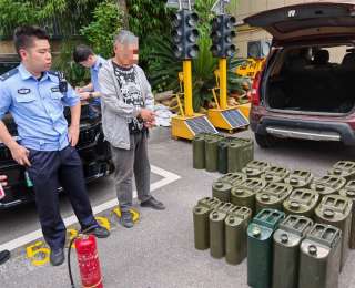 武汉青山交警雷霆出击！查获“无证+非法运油”车辆，起获22桶汽油